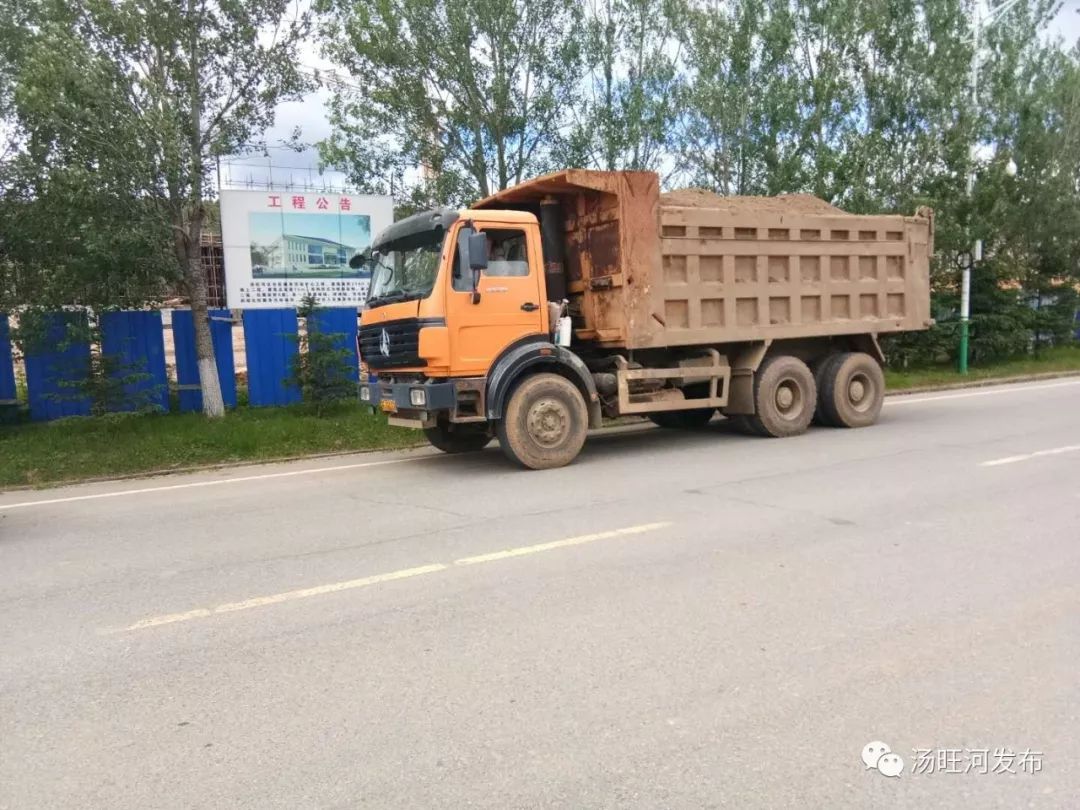 重慶某區(qū)城管執(zhí)法局加強運輸砂石重型貨車管理，保障道路普通貨運安全